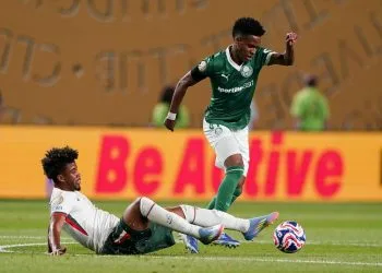 Andrey Santos del Chelsea prova a fermare Estevao del Palmeiras (Foto Ansa)