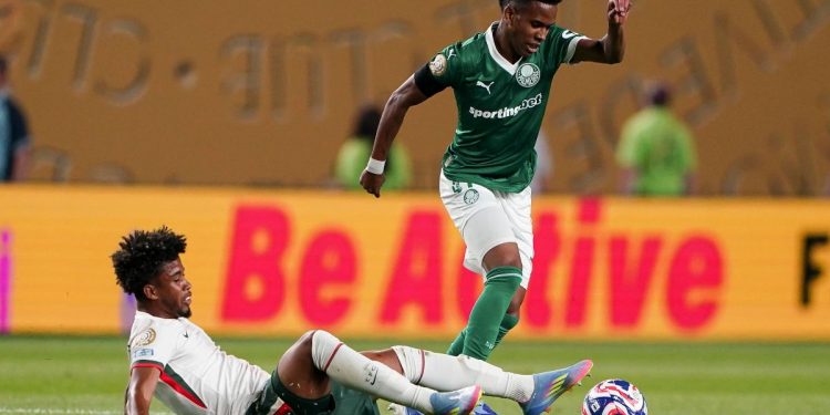 Andrey Santos del Chelsea prova a fermare Estevao del Palmeiras (Foto Ansa)