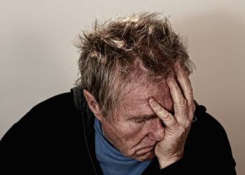 Anziano che riflette