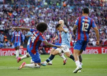 Claudio Echeverri del Manchester City marcato da tre giocatori del Crystal Palace (Foto Ansa)