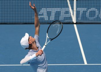 Jannik Sinner al servizio a Cincinnati (Foto ANSA)