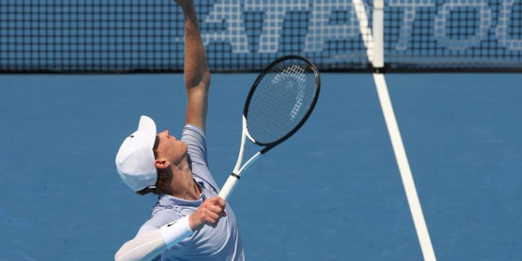 Jannik Sinner al servizio a Cincinnati (Foto ANSA)