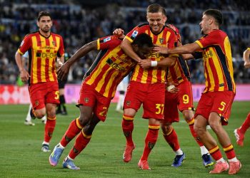 L'esultanza dei calciatori del Lecce (Foto ANSA)