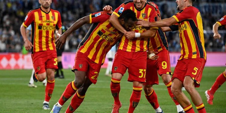 L'esultanza dei calciatori del Lecce (Foto ANSA)