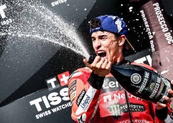 Marc Marquez esulta per l'ennesima vittoria in MotoGp (Foto ANSA)