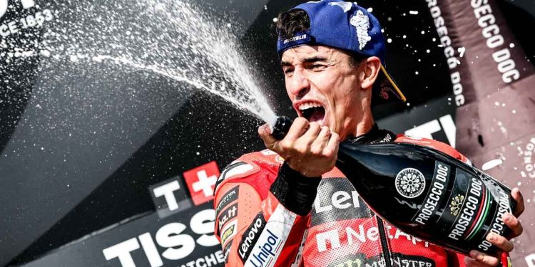 Marc Marquez esulta per l'ennesima vittoria in MotoGp (Foto ANSA)