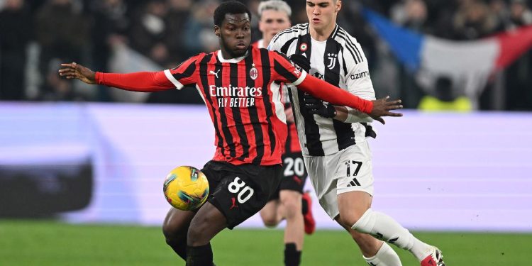 Musah del Milan lotta con Adzic della Juventus (Foto Ansa)