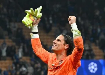 Yann Sommer esulta coi tifosi dell'Inter (Foto Ansa)