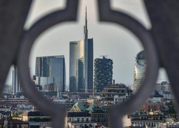 Veduta panoramica dei grattacieli di Porta Nuova al tramonto dalla terrazza del Duomo, Milano 6 Giugno 2024.  ANSA/ MATTEO CORNER