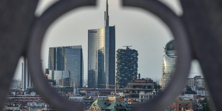 Veduta panoramica dei grattacieli di Porta Nuova al tramonto dalla terrazza del Duomo, Milano 6 Giugno 2024.  ANSA/ MATTEO CORNER
