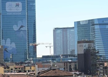Palazzo Lombardia vista da terrazzo in zona Isola, Milano, 26 settembre 2023. ANSA/DANIEL DAL ZENNARO