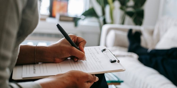 psicologo che scrive