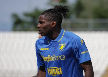 Caleb Okoli ai tempi del Frosinone (Foto Ansa)