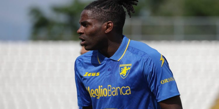 Caleb Okoli ai tempi del Frosinone (Foto Ansa)