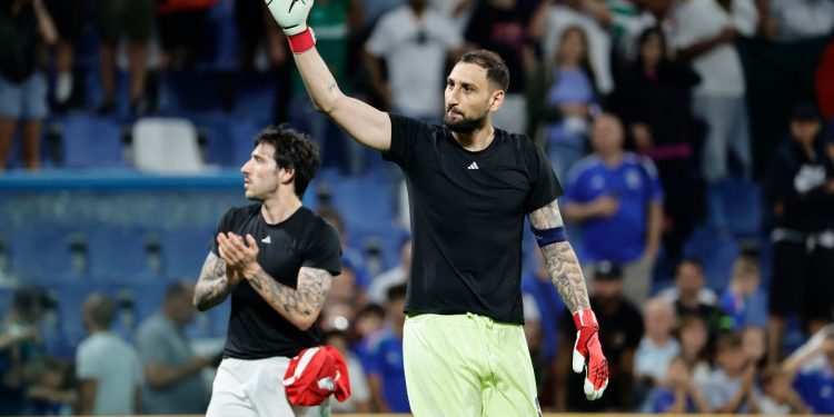 Gianluigi Donnarumma saluta i tifosi della Nazionale italiana (Foto Ansa)