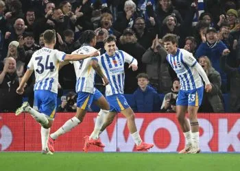 A destra, Matt O'Riley festeggiato dai compagni dopo un gol col Brighton (Foto Ansa)