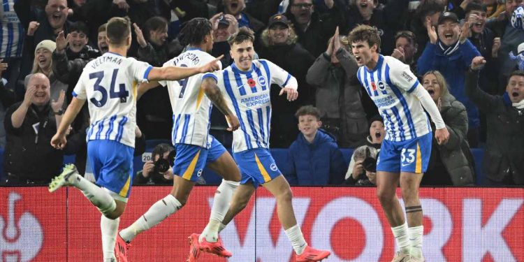A destra, Matt O'Riley festeggiato dai compagni dopo un gol col Brighton (Foto Ansa)