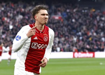 Mika Godts esulta dopo un gol segnato per l'Ajax (Foto Ansa)