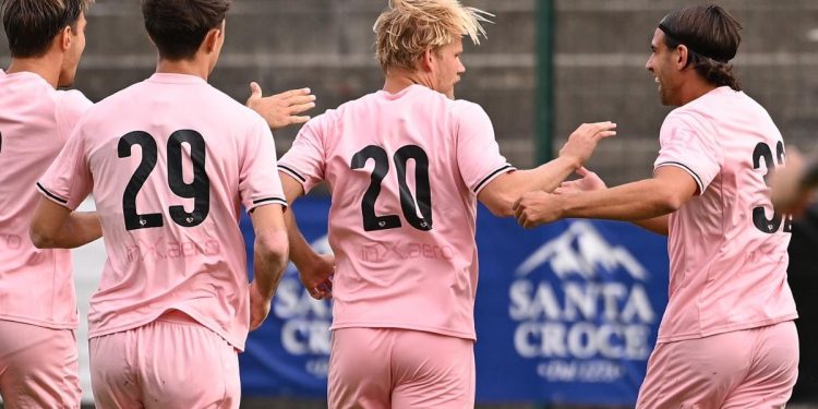Joel Pohjanpalo in gol con il Palermo in amichevole (da facebook.com/palermofficial)