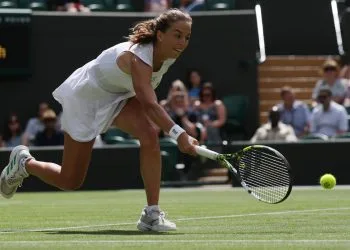 Lucia Bronzetti in azione a Wimbledon (Foto ANSA)
