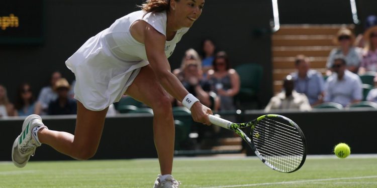 Lucia Bronzetti in azione a Wimbledon (Foto ANSA)