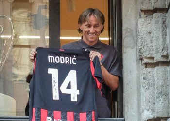 Luka Modric mostra la maglia del Milan (Foto ANSA)