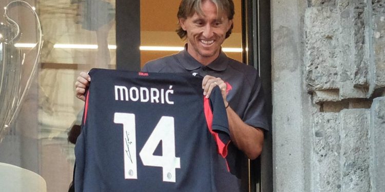 Luka Modric mostra la maglia del Milan (Foto ANSA)