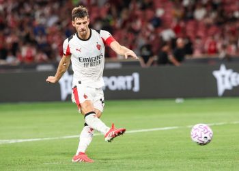 Matteo Gabbia calcia un rigore con il Milan (Foto ANSA)
