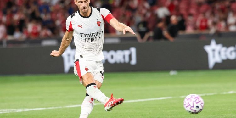 Matteo Gabbia calcia un rigore con il Milan (Foto ANSA)