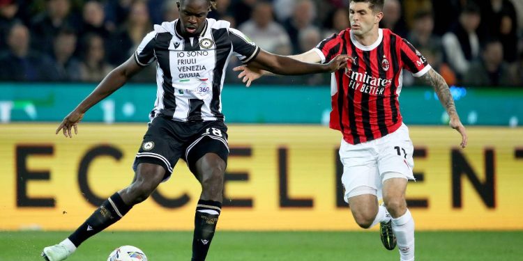 Solet dell'Udinese braccato dal milanista Pulisic (Foto Ansa)