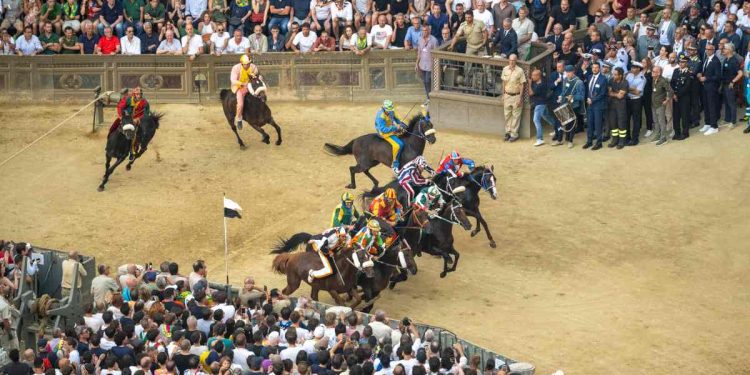 Un momento dell'ultimo Palio di Siena (Foto ANSA)