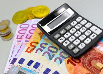 Soldi con euro e calcolatrice