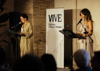 Un momento della performance. A d., Flaminia Colella (foto d'archivio)