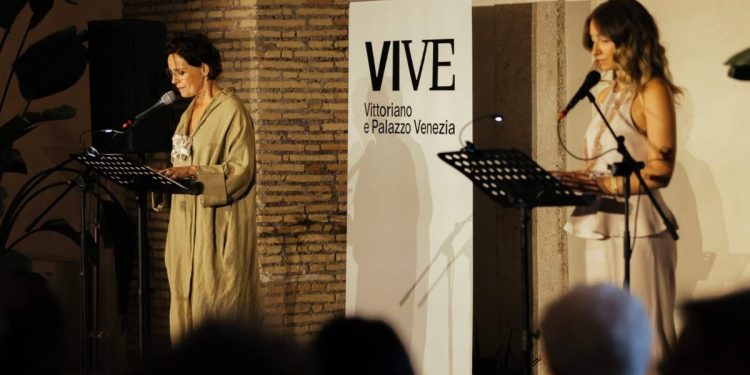 Un momento della performance. A d., Flaminia Colella (foto d'archivio)