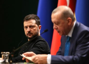 Il presdente ucraino Volodymyr Zelensky (s) con il presidente turco Recep Tayyip Erdogan (Ansa)