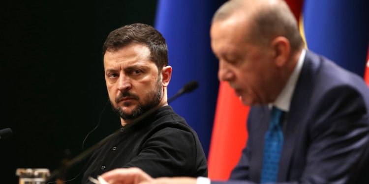 Il presdente ucraino Volodymyr Zelensky (s) con il presidente turco Recep Tayyip Erdogan (Ansa)
