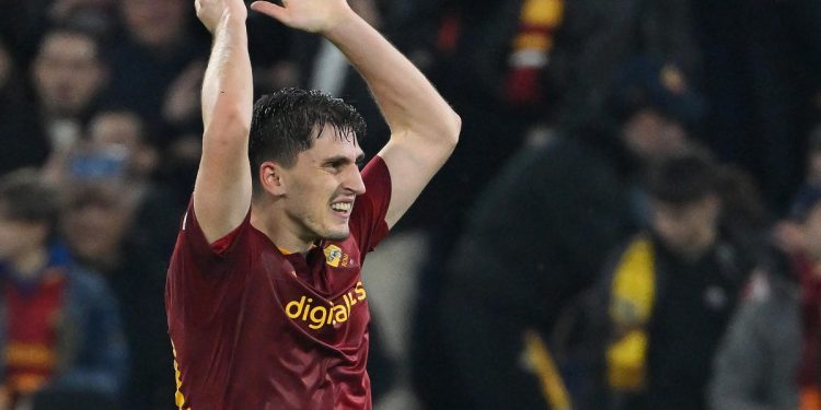 Marash Kumbulla con la maglia della Roma (Foto Ansa)