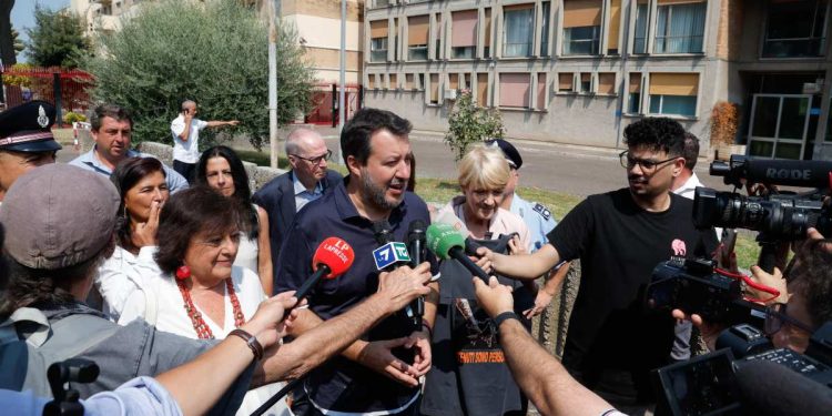 (S-D) Simonetta Matone, il ministro delle Infrastutture e Mobilta Sostenibile Matteo Salvini e Rita Bernardini durante visita alla Casa Circondariale di Rebibbia, Roma, 15 Agosto 2025. ANSA/GIUSEPPE LAMI