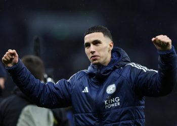 Bilal El Khannouss esulta coi tifosi del Leicester City (Foto Ansa)