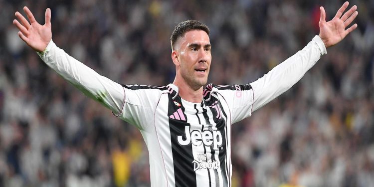 Dusan Vlahovic esulta dopo un gol segnato con la Juventus (Foto Ansa)