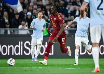 Manu Koné durante un derby tra Roma e Lazio (Foto Ansa)