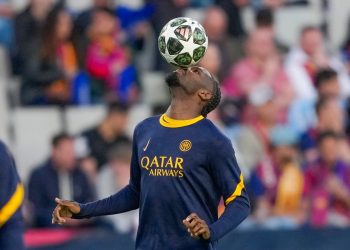 Thuram durante un riscaldamento con l'Inter (Foto Ansa)