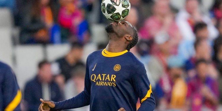 Thuram durante un riscaldamento con l'Inter (Foto Ansa)