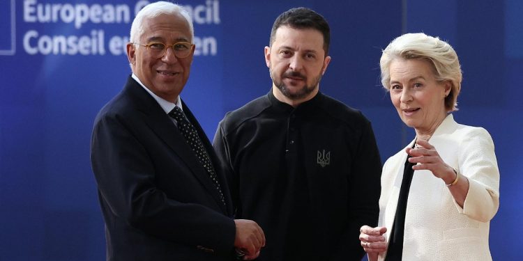 António Costa, presidente del Consiglio Ue, Volodymyr Zelensky, presidente dell'Ucraina, Ursula von der Leyen, presidente della Commissione Ue (Ansa)