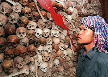 Teschi di persone uccise dai Khmer Rossi esposti a Phnom Penh (Ansa)