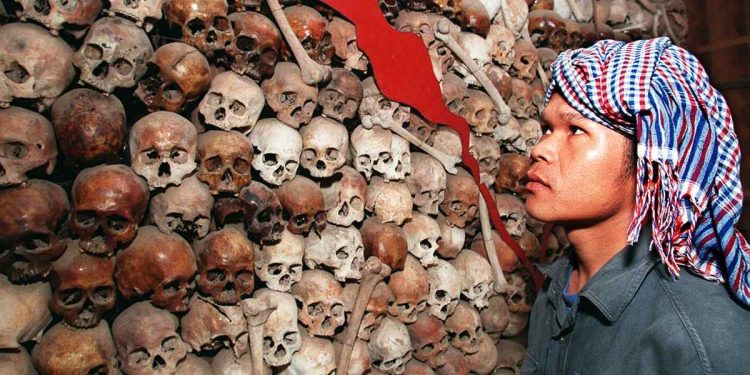 Teschi di persone uccise dai Khmer Rossi esposti a Phnom Penh (Ansa)
