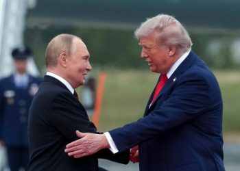 Vladimir Putin e Donald Trump si salutano ad Anchorage, Alaska, USA (Ansa)
