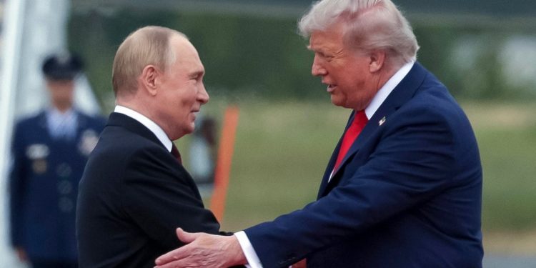 Vladimir Putin e Donald Trump si salutano ad Anchorage, Alaska, USA (Ansa)