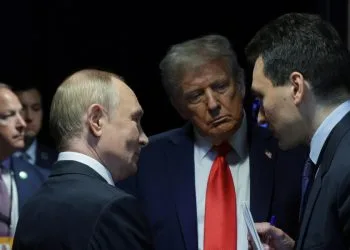 Vladimir Putin e Donald Trump a colloquio durante il summit di Anchorage (Ansa)