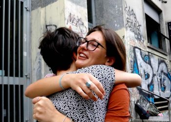 Studenti fuori da scuola (Ansa)